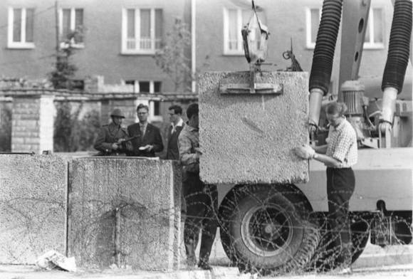 Muro di Berlino 
13 agosto 1961: viene eretto il muro di Berlino 
foto: Helmut J. Wolf